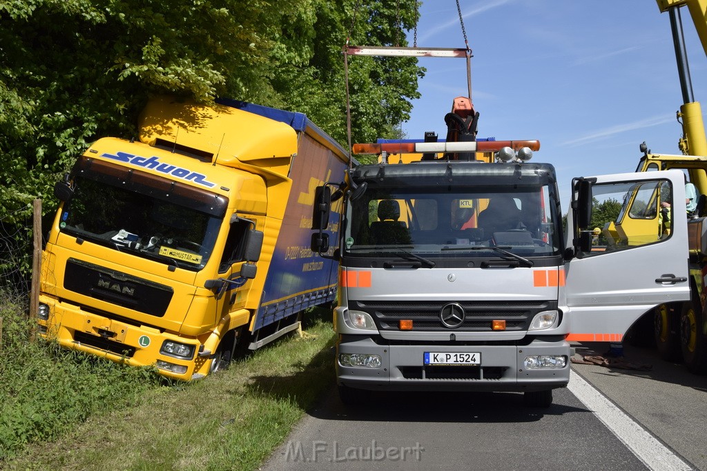 LKW in Boeschung A 3 Rich Frankfurt Hoehe Roesrath Lohmar P133.JPG - Miklos Laubert